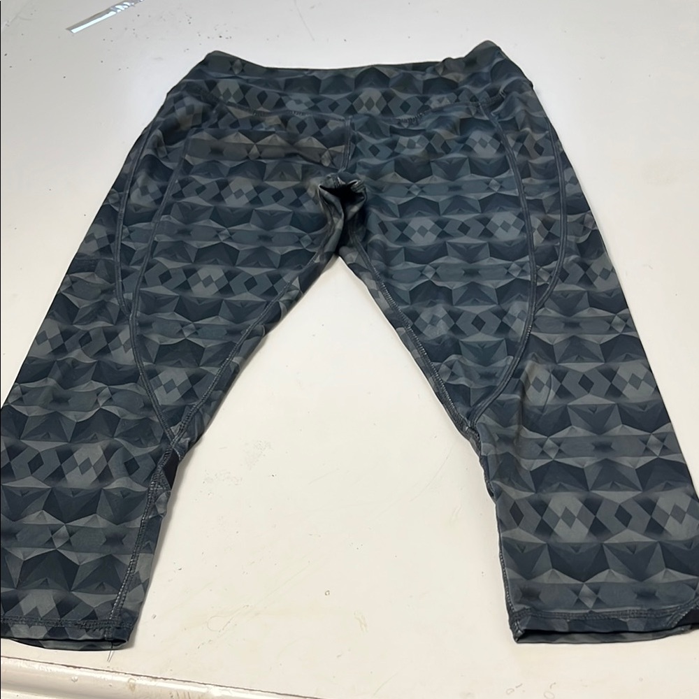 Kyodan Small Elastic Waist Pull On Geometric Patterned Capri Leggings